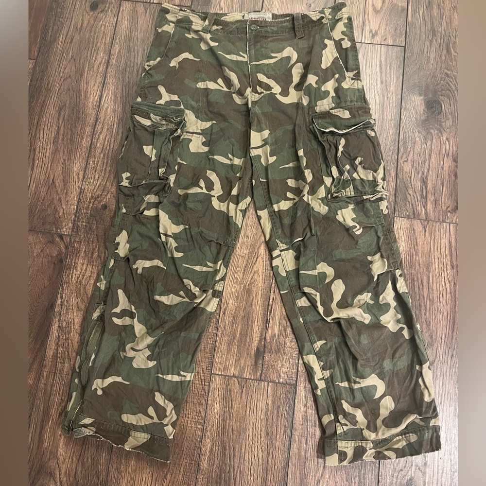 Army Issued Camo Cargo Pants. 40-32